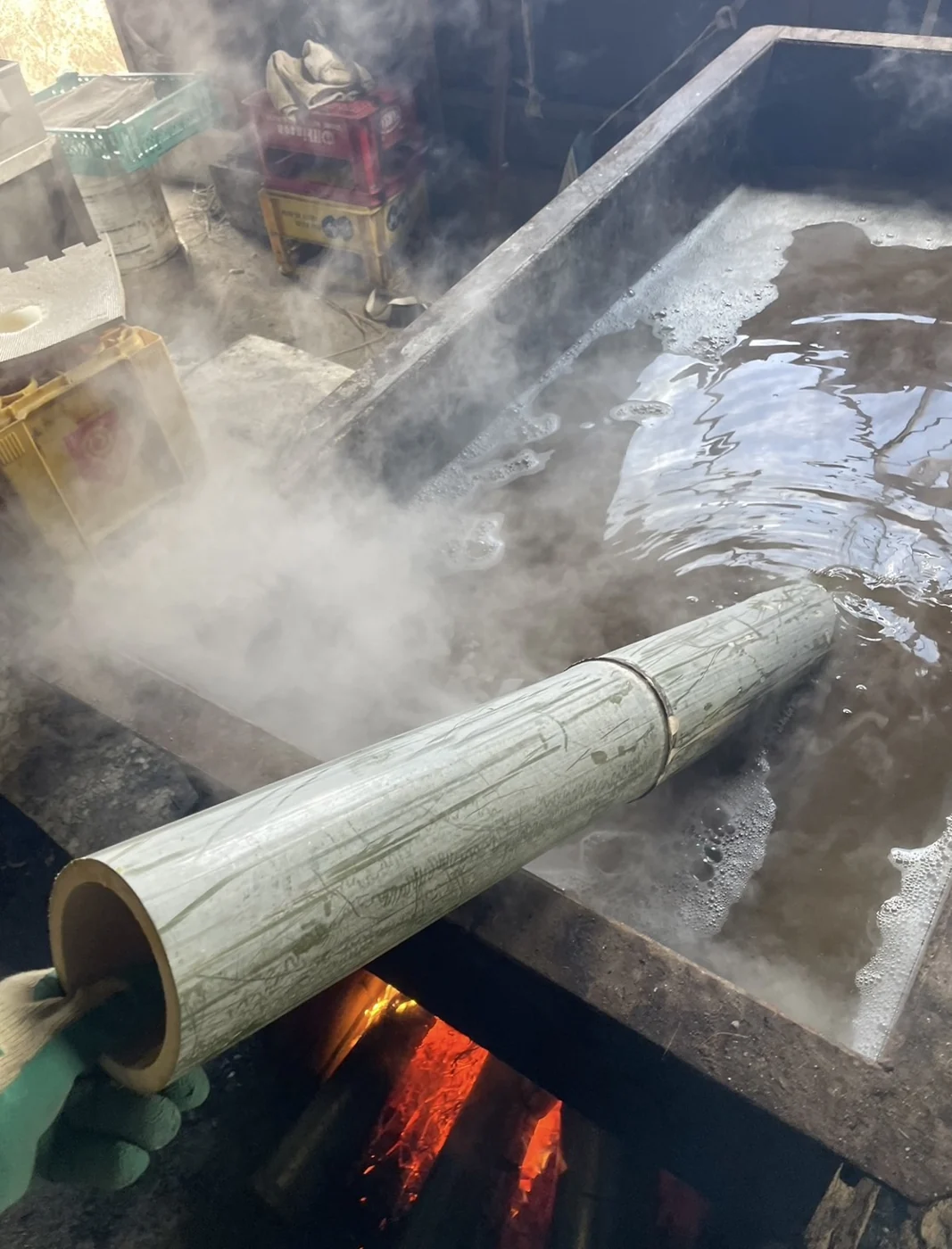 火と湯気のある設備で竹を炊く工程