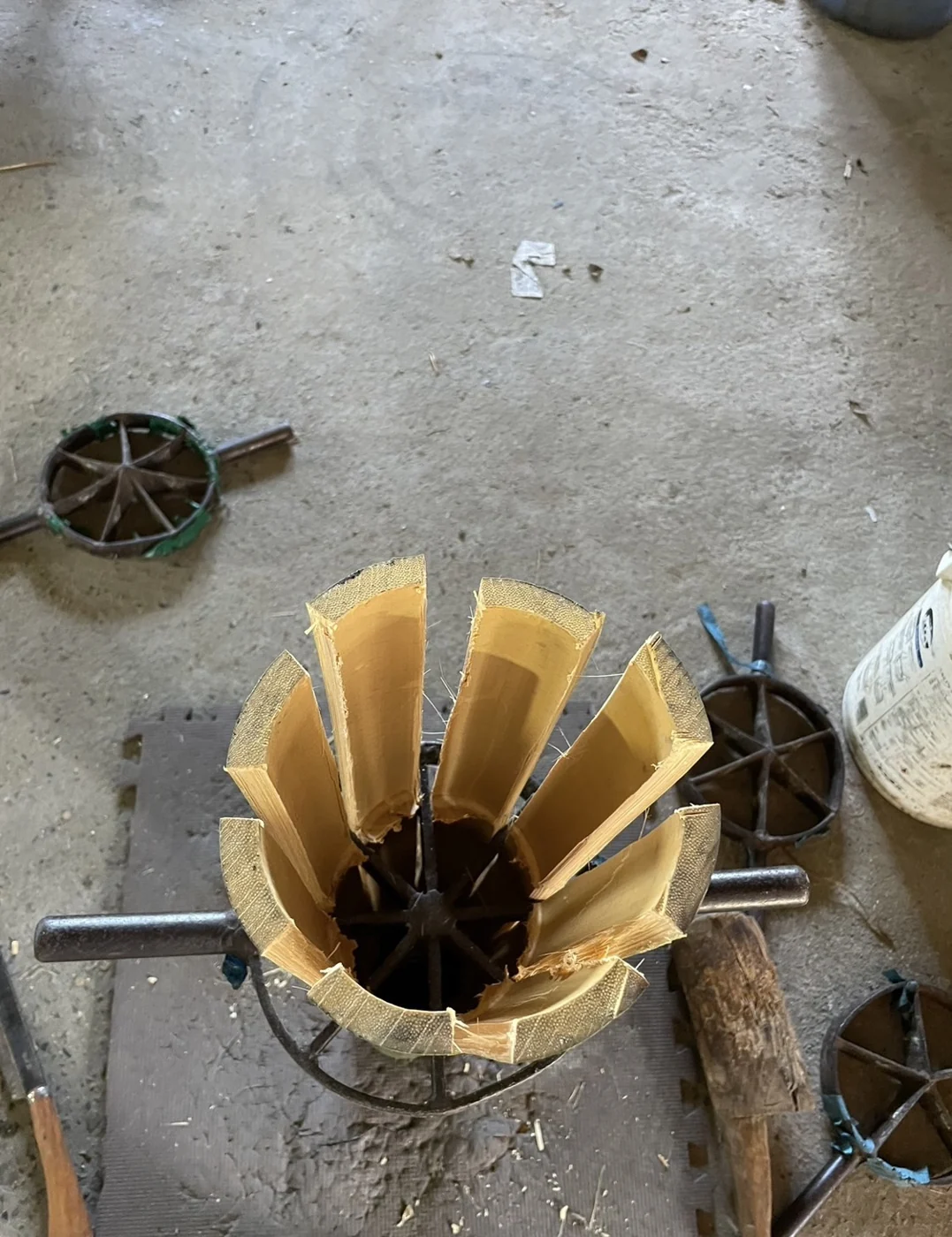 道具を使って竹を細く割る工程